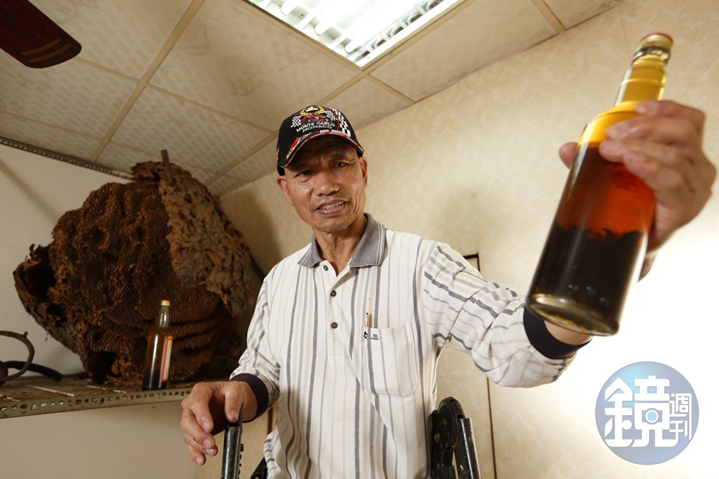 謝勇忠雖然已經不再抓蜂，仍保有當年釀製的虎頭蜂酒。
