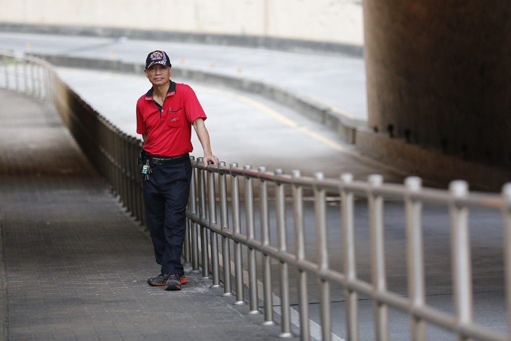 謝勇忠曾因簽賭而短暫致富，卻又因賭而積欠債務。