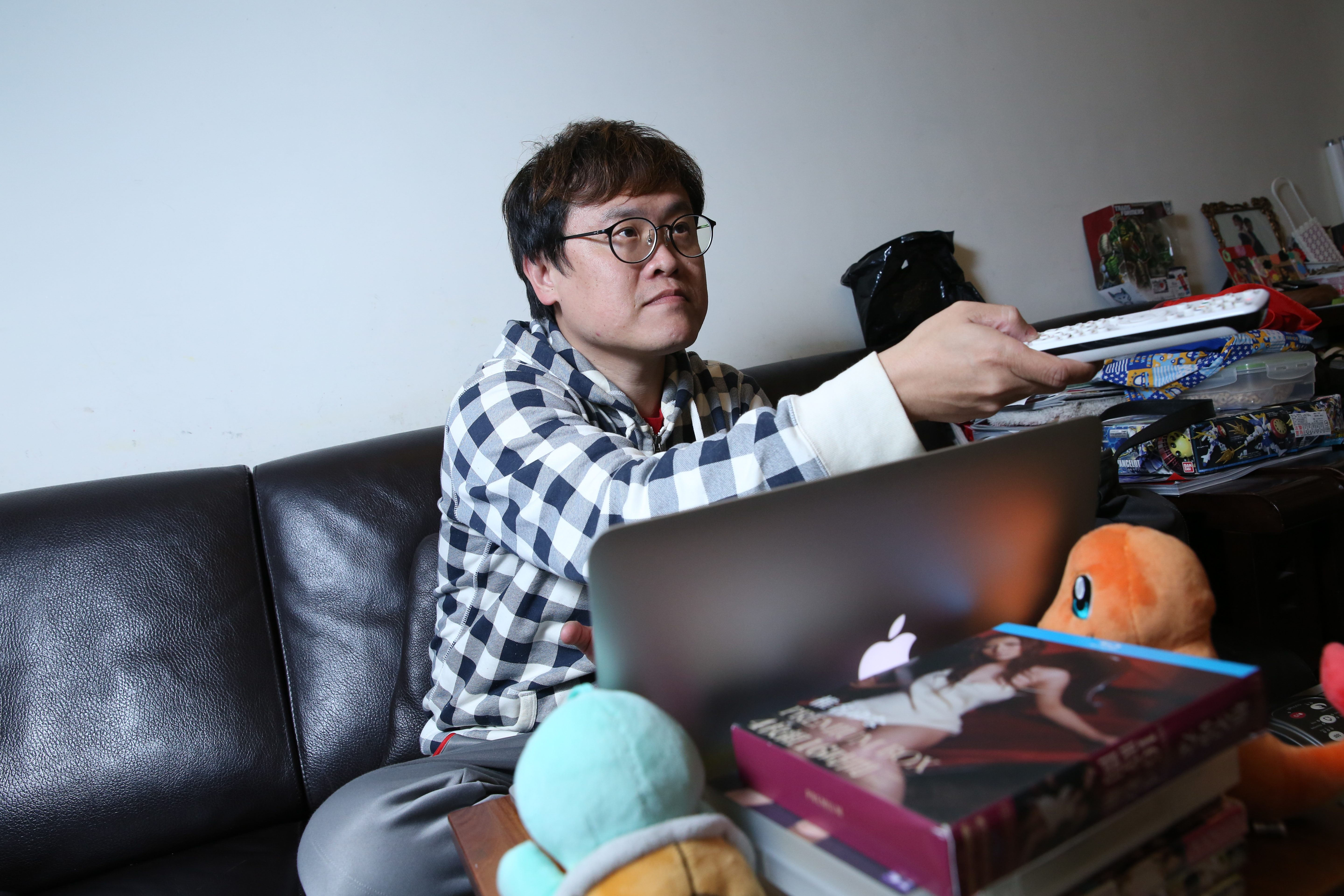 黃正打開電視，不是體育台，就是新聞台。