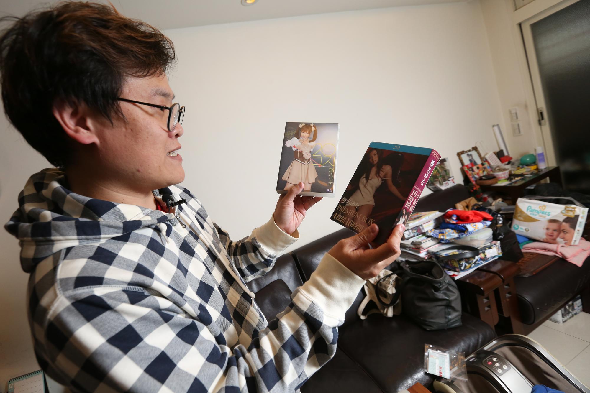 在我們的央求下，黃正找出所剩不多的A片，黃正說：「會留著是因為有女優的親筆簽名。」儘管如此，之後也會陸續送網友或朋友，因為孩子要長大了，老婆不希望家中有A片。