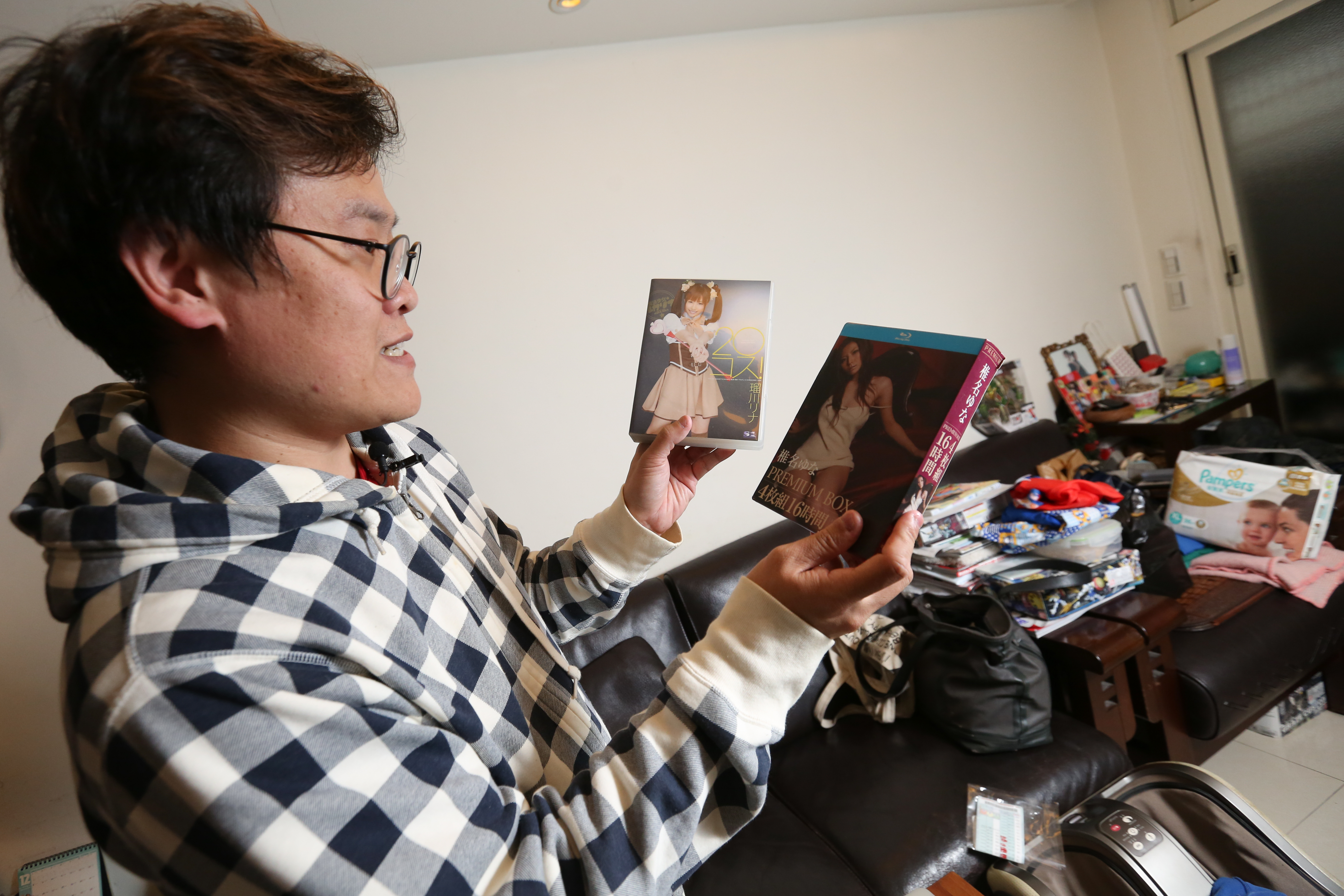 在我們的央求下，黃正找出所剩不多的A片，黃正說：「會留著是因為有女優的親筆簽名。」儘管如此，之後也會陸續送網友或朋友，因為孩子要長大了，老婆不希望家中有A片。