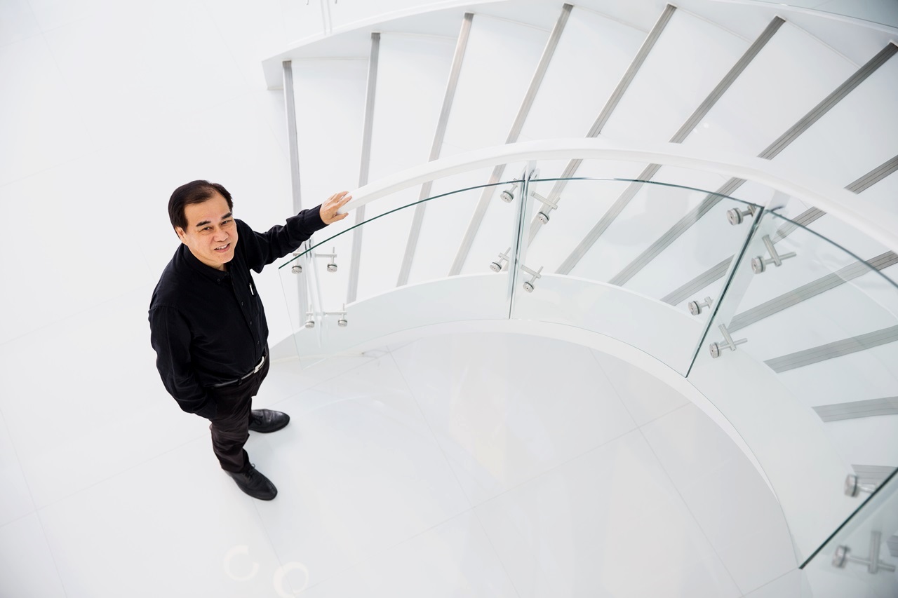 詩肯去年將總部搬至桃園龜山，董事長林福勤運用大量黑、白色系裝潢， 一如新加坡人處事條理分明。