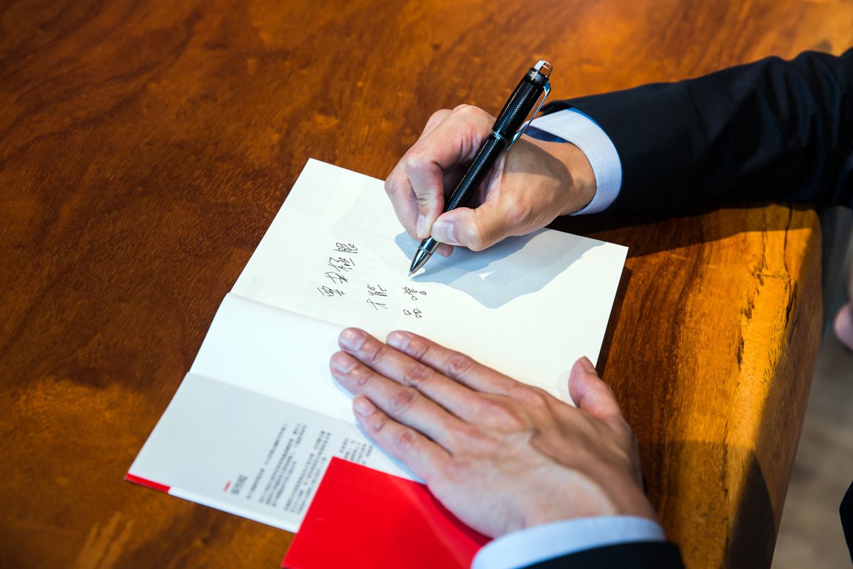 低潮時，張智超三不五時會在記事本上，反覆抄寫這句話：「要求極限，才能品嘗卓越」。