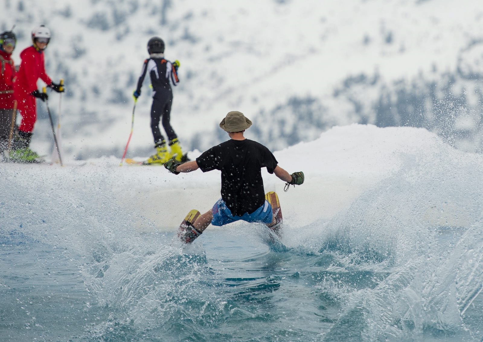 瑞士當地滑雪比賽，竟出現賽場一半是冰，一半卻融化成水的情況。