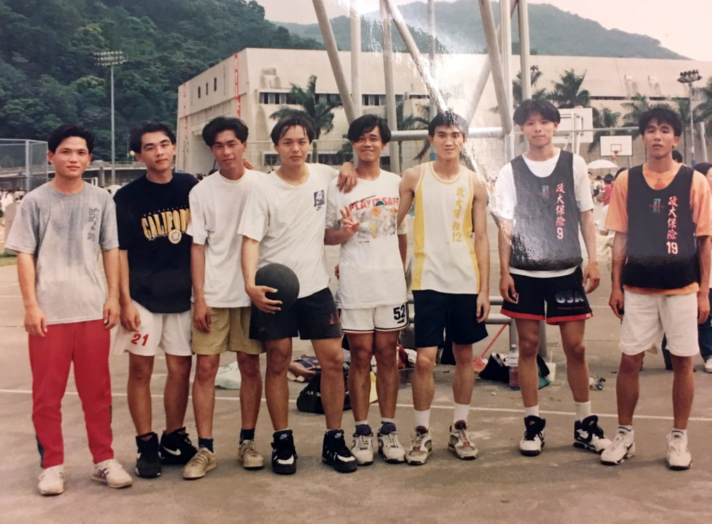 張智超（左四）在學校時，除有校園股神封號，打起籃球來也很犀利。