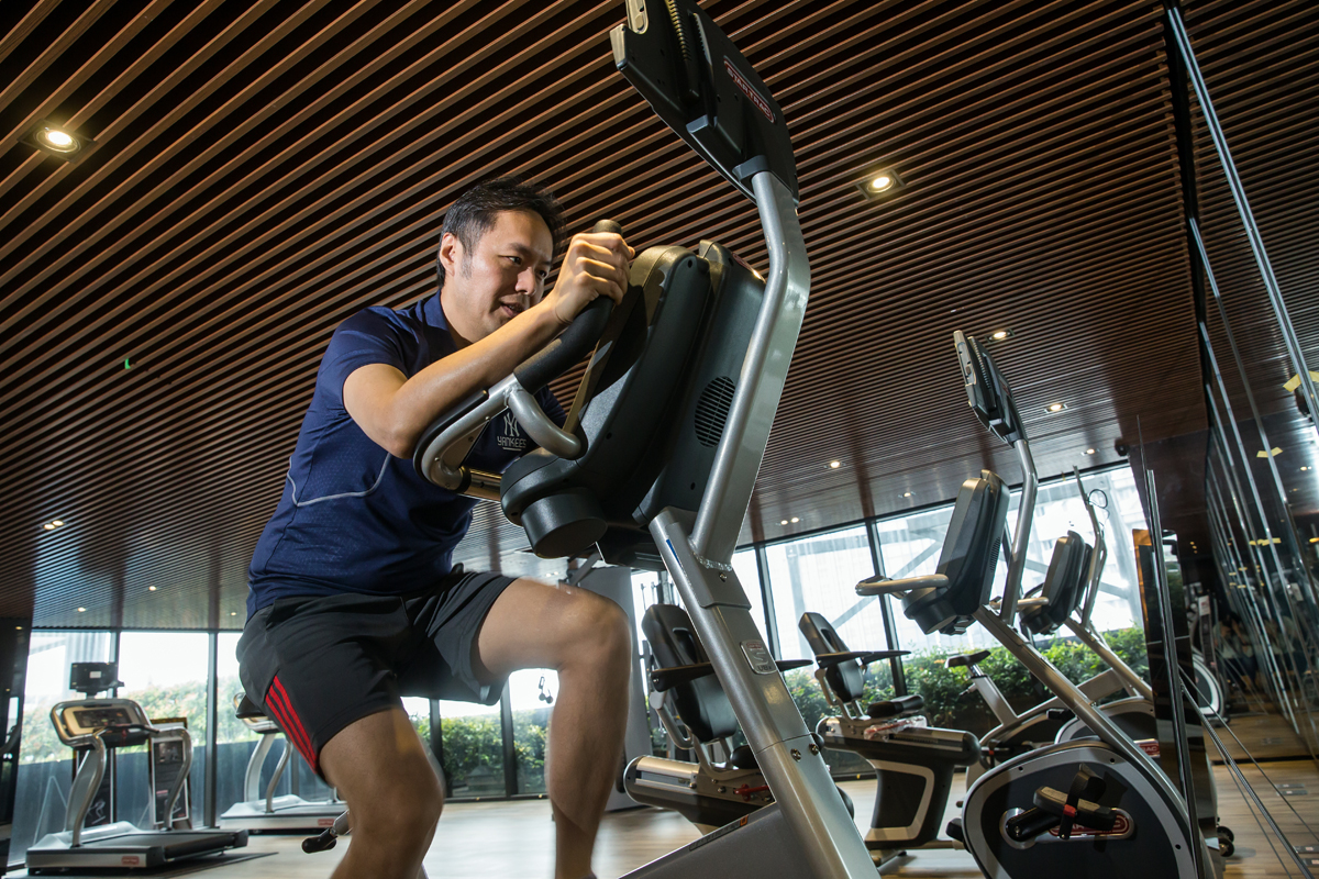 張智超習慣在工作之餘，在辦公室頂樓健身房運動揮汗。