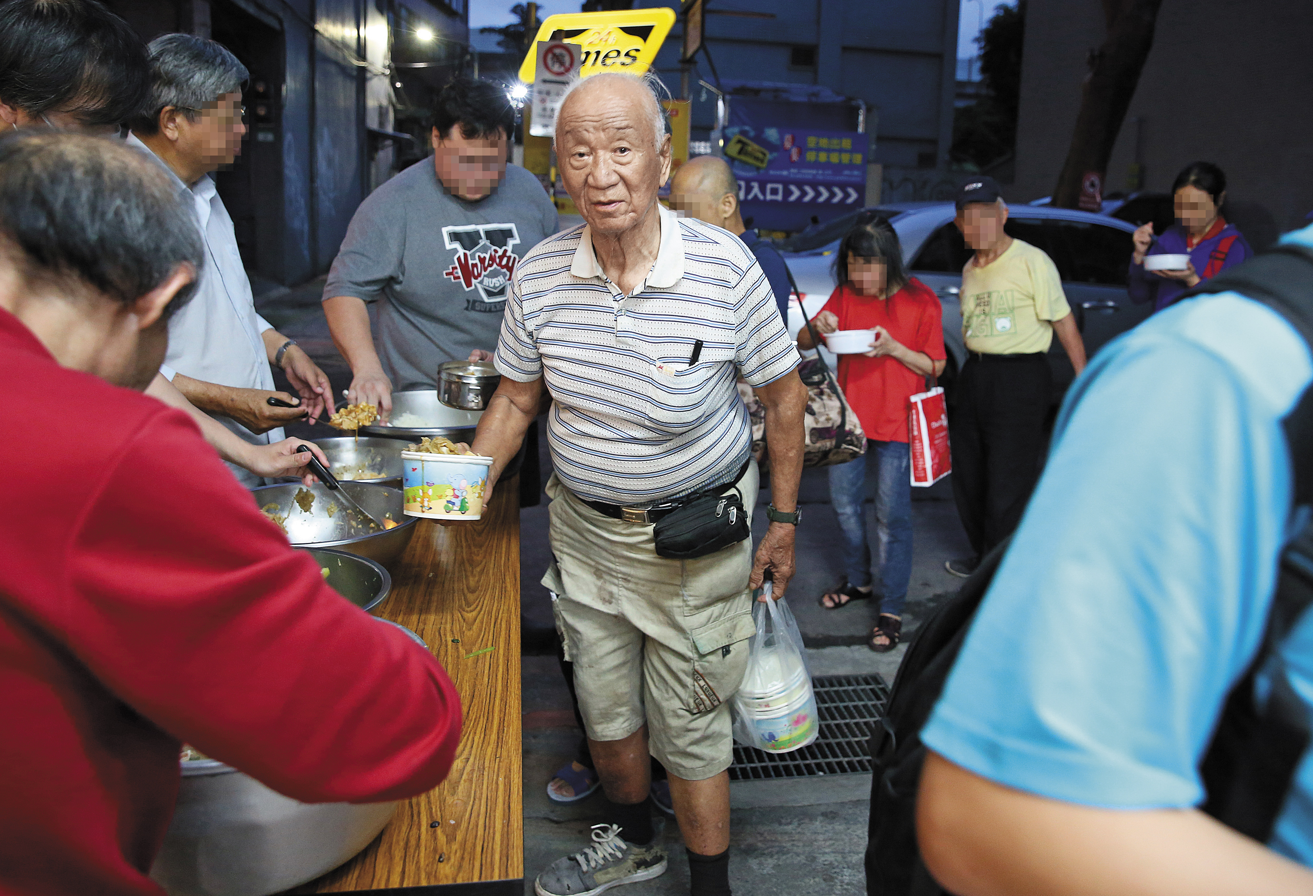 曾參選台北市長的拾荒老人趙衍慶（中）近年共被沒收保證金260萬元。