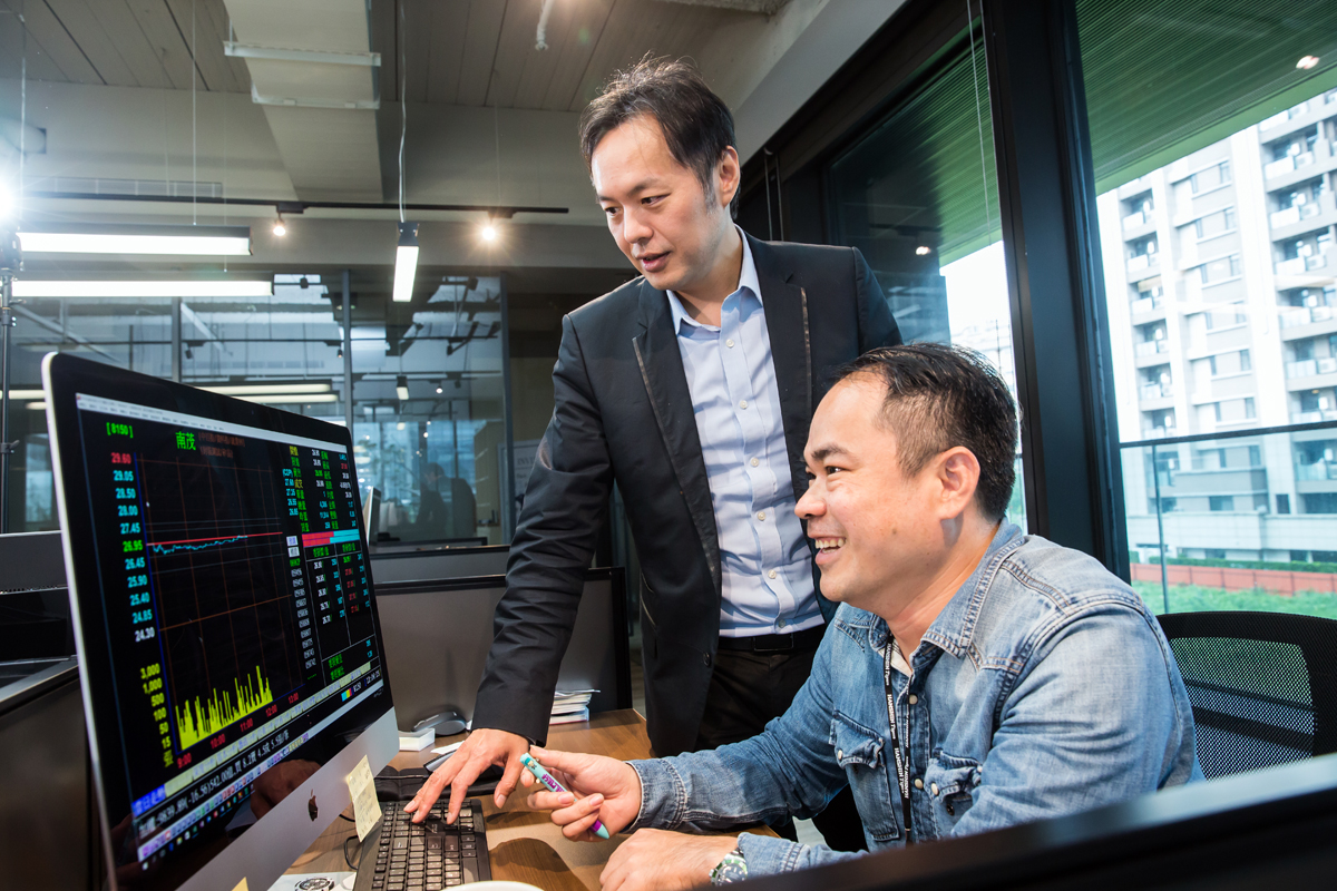 張智超享受跟夥伴一起鑽研股市投資的時刻，這是工作，也是興趣。
