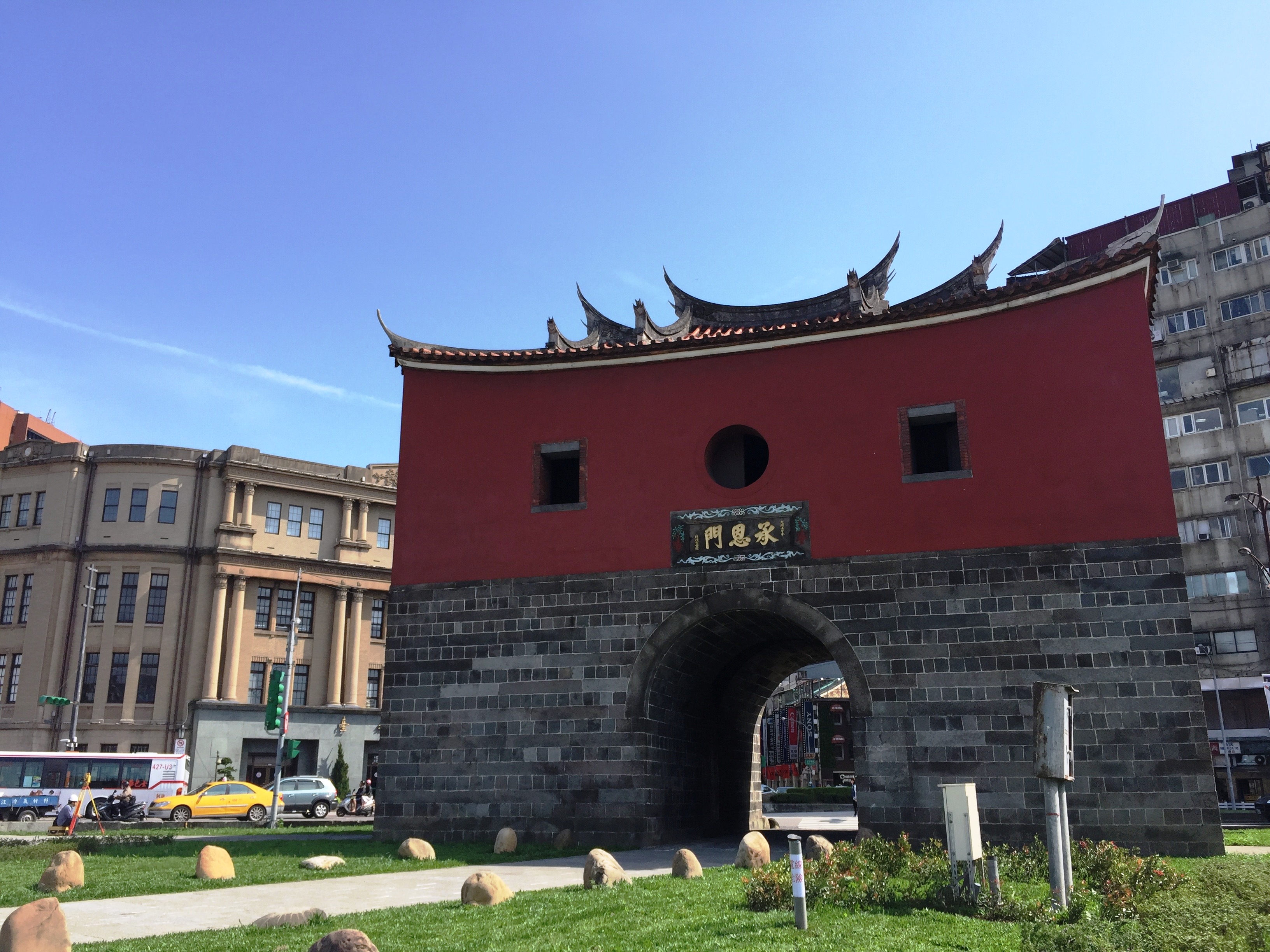 《透視內幕：台北舊城區復興運動》完整呈現台北車站前忠孝橋引道被拆除過程，該片並獲「第50屆休士頓國際影展」文化歷史節目評審團特別獎。