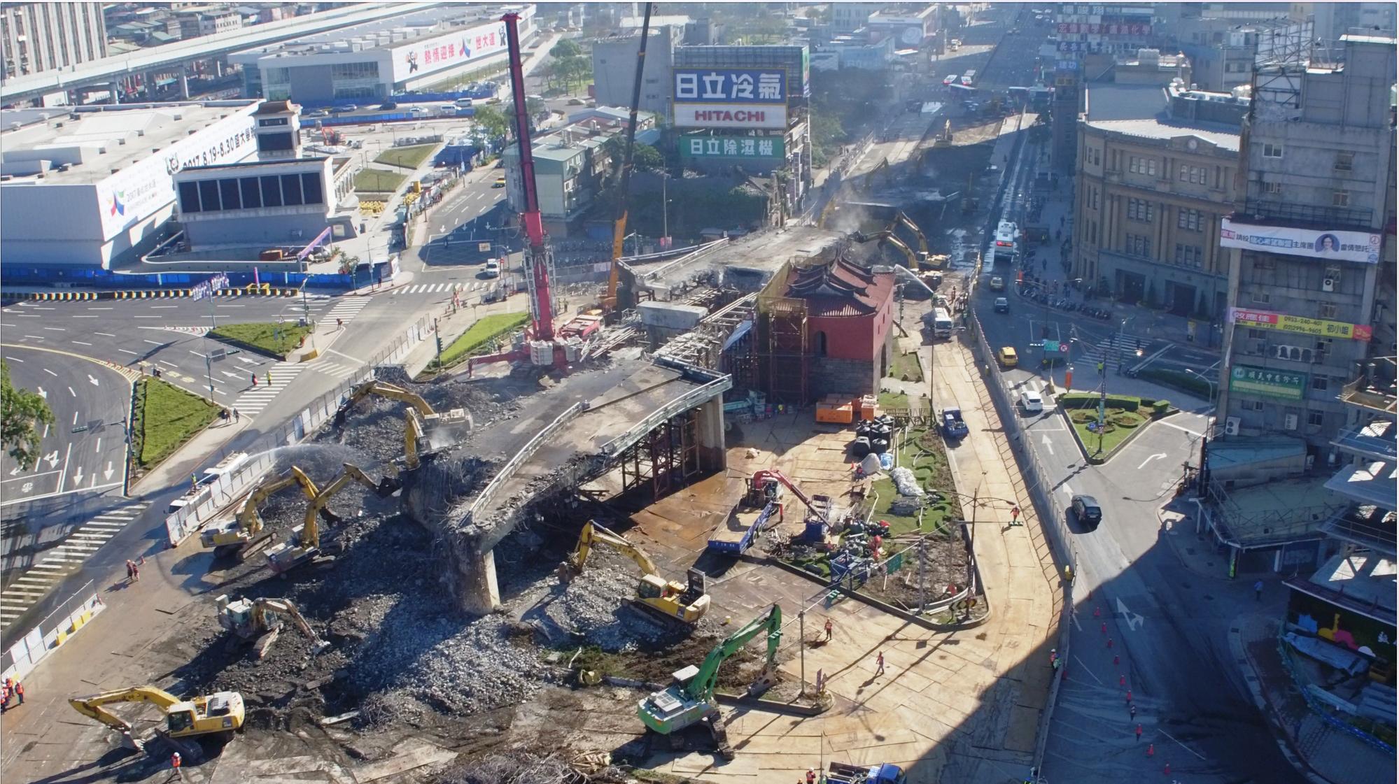 市府拆除團隊僅用6天就將有39年歷史的忠孝橋引道拆除,讓已在台北矗立132年的北門重見天日。