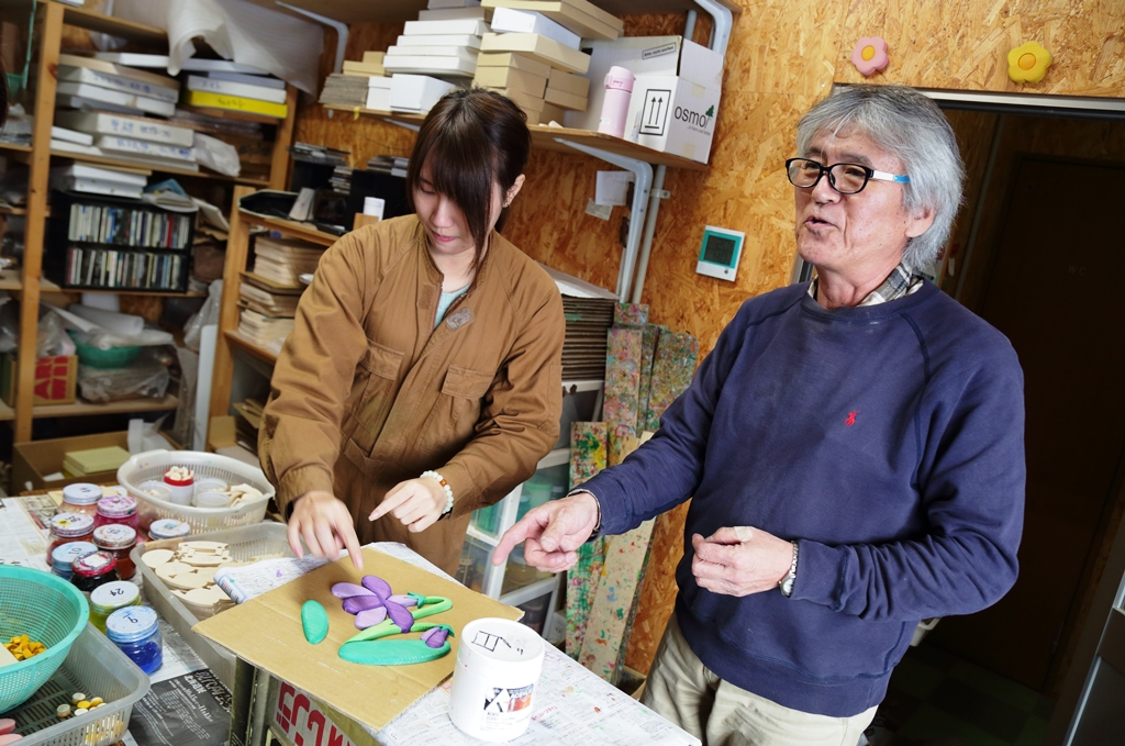 北海道鈴木工坊的作品以當地小動物為主，風格小巧可愛，背後卻藏著創作者鈴木秀一不想再碰殺人武器，希望帶給人們和諧溫暖的想法。