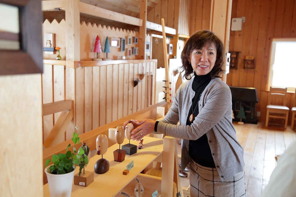 貴妃花位於日本緩慢民宿附近，老闆娘貴妃子和台灣去擴點的緩慢民宿工作人員相當有話聊。