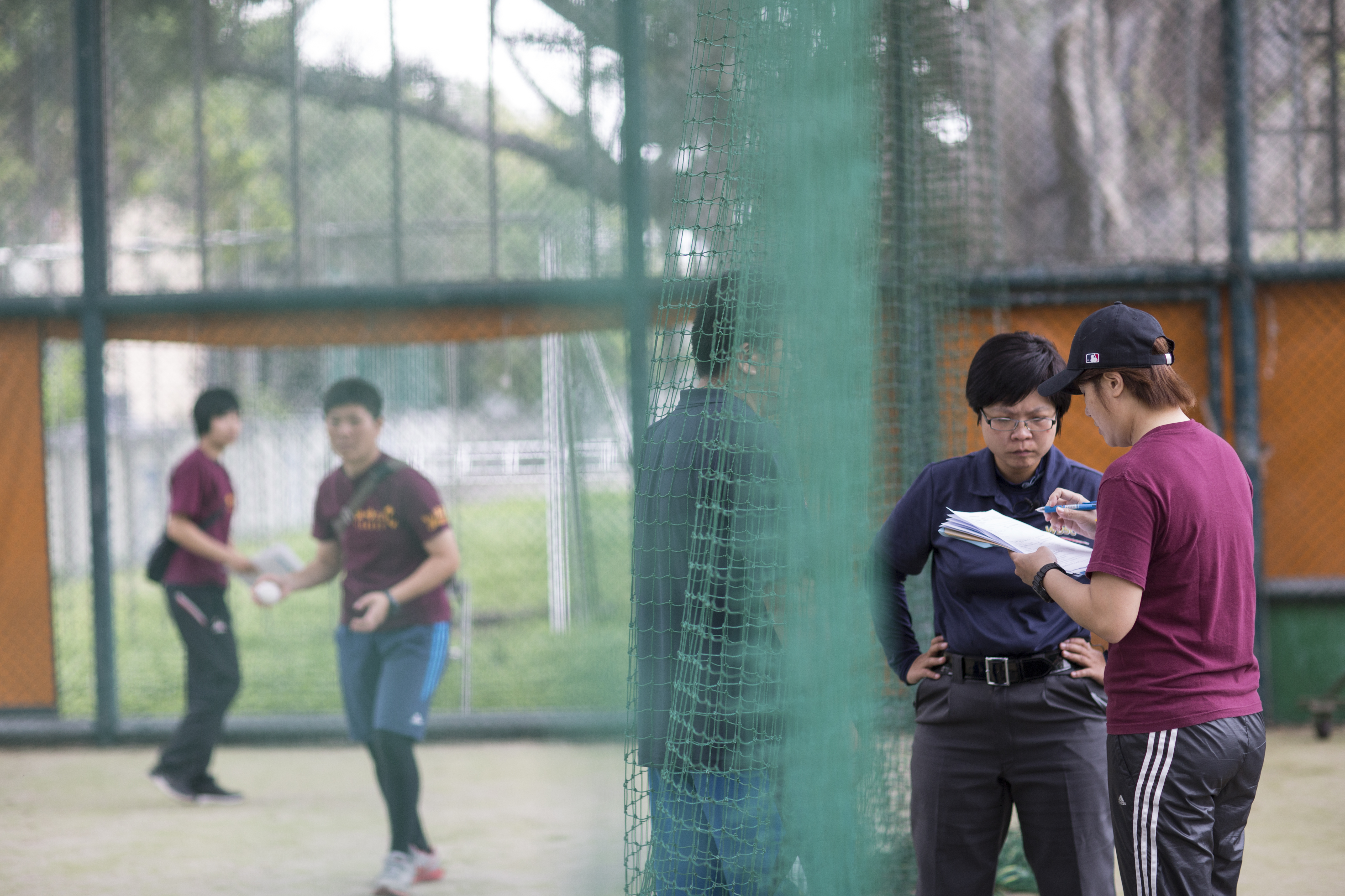 身為台灣第一位棒球女性裁判，訓練場上的劉柏君有著一絲不苟的專業氣息。