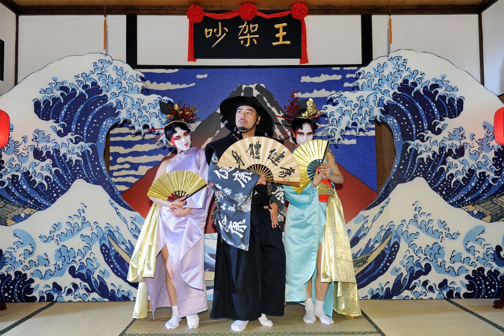 阿達推出新單曲〈身體健康〉，帶著性感藝妓跳舞拍MV。