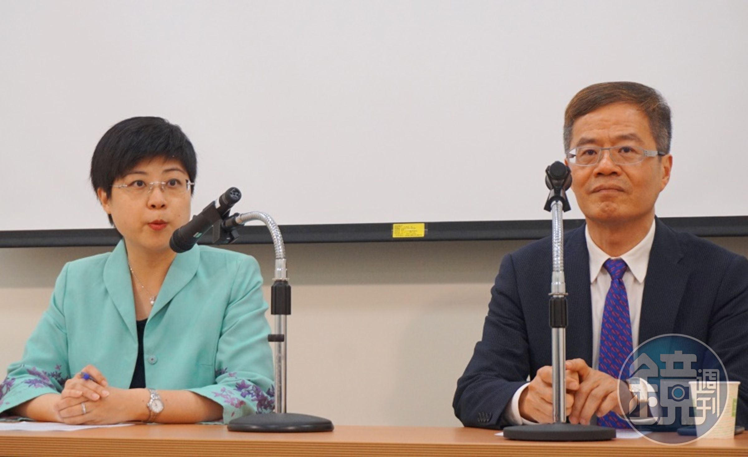 司改國是會第五組召集人梁永煌（右）、副召集人林志潔宣布，決議建請政府訂妨害司法公正罪。