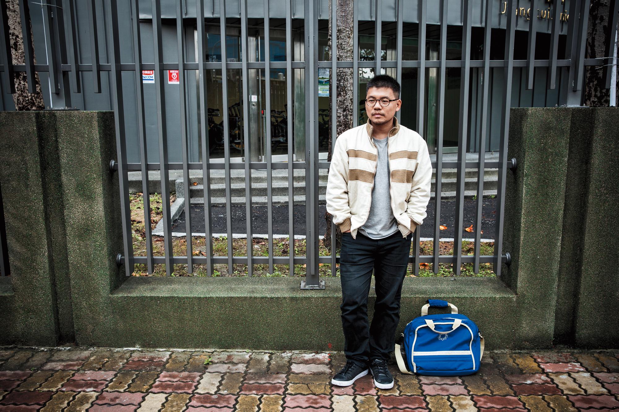 重回舊地，王鐘銘曾經以肉身保護的樹已被移走，原址變成建築物。