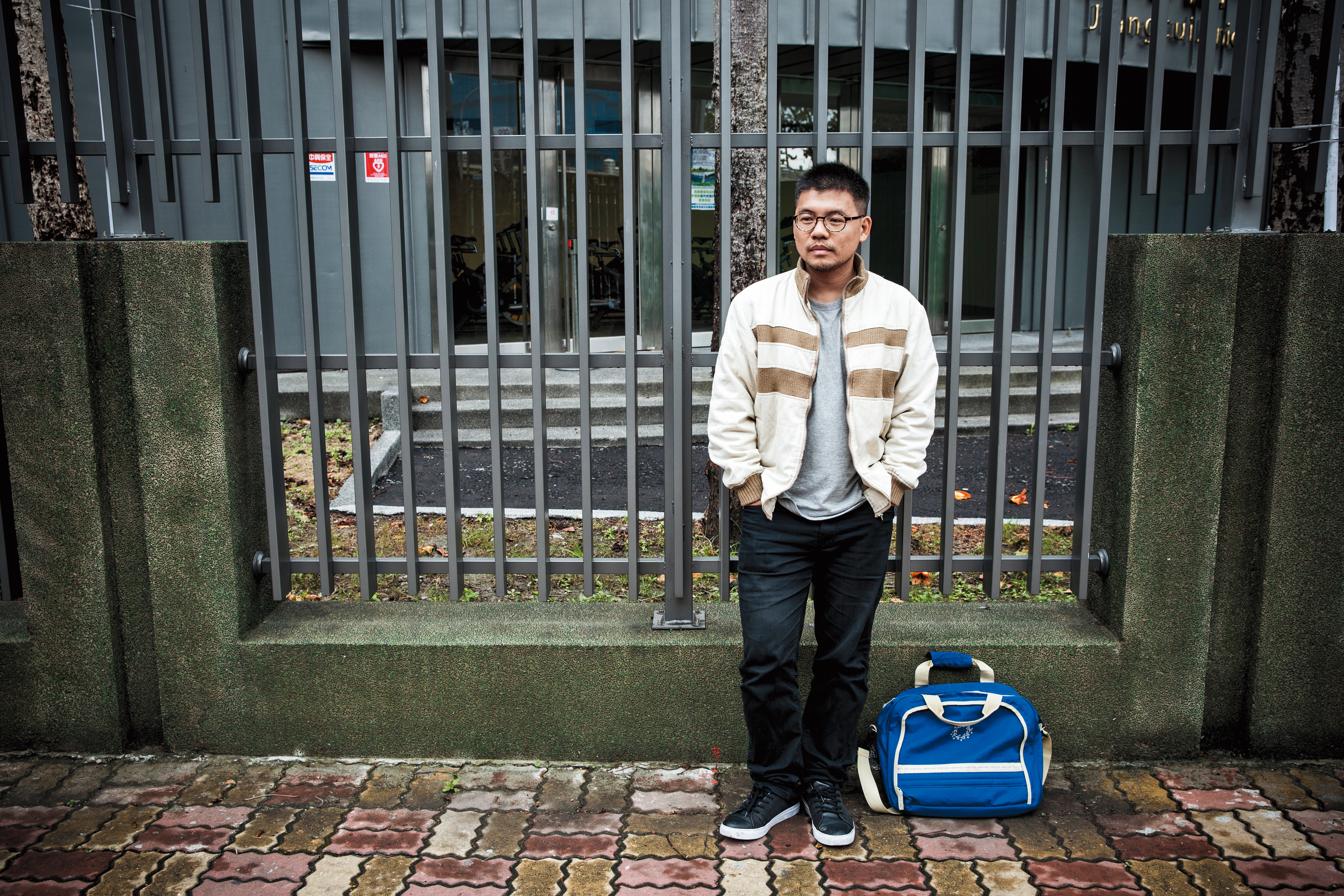 重回舊地，王鐘銘曾經以肉身保護的樹已被移走，原址變成建築物。