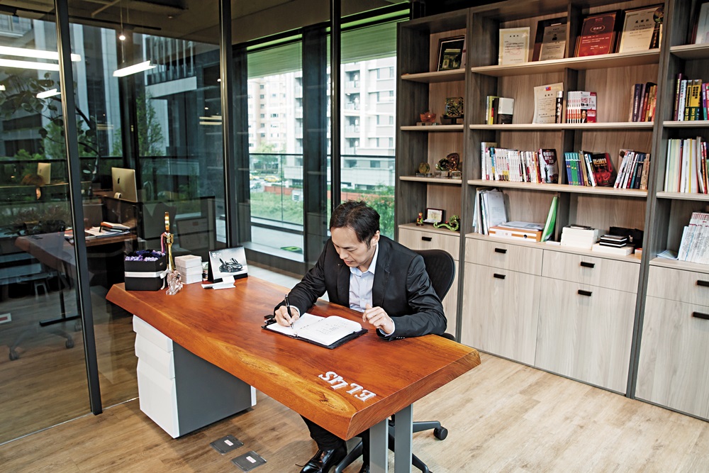 張智超的辦公室光線明亮、裝潢新穎，重視生活品質的他認為，有好環境才能締造高績效。