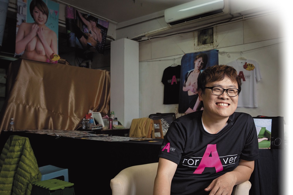 撰寫AV文章多年，個人品味已不再重要，取而代之的，是讀者的品味。黃正說：「我很在意讀者的留言，每一則我都會看。」