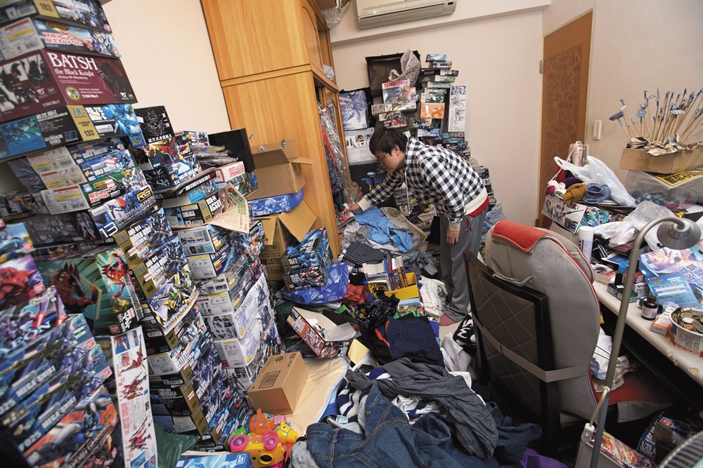 在我們的央求下，黃正從塞滿的衣櫃，與堆積如山高的模型盒間，尋找所剩不多的A片。