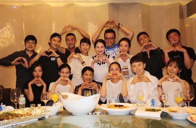 黃曉明與陳坤日前在大學同學會上同框，當中還有Angelababy（下左二）。翻攝微博
