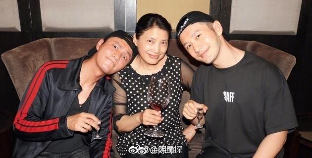 黃曉明（右）與陳坤（左）日前在大學同學會上同框，還與老師一同合影。（翻攝微博）