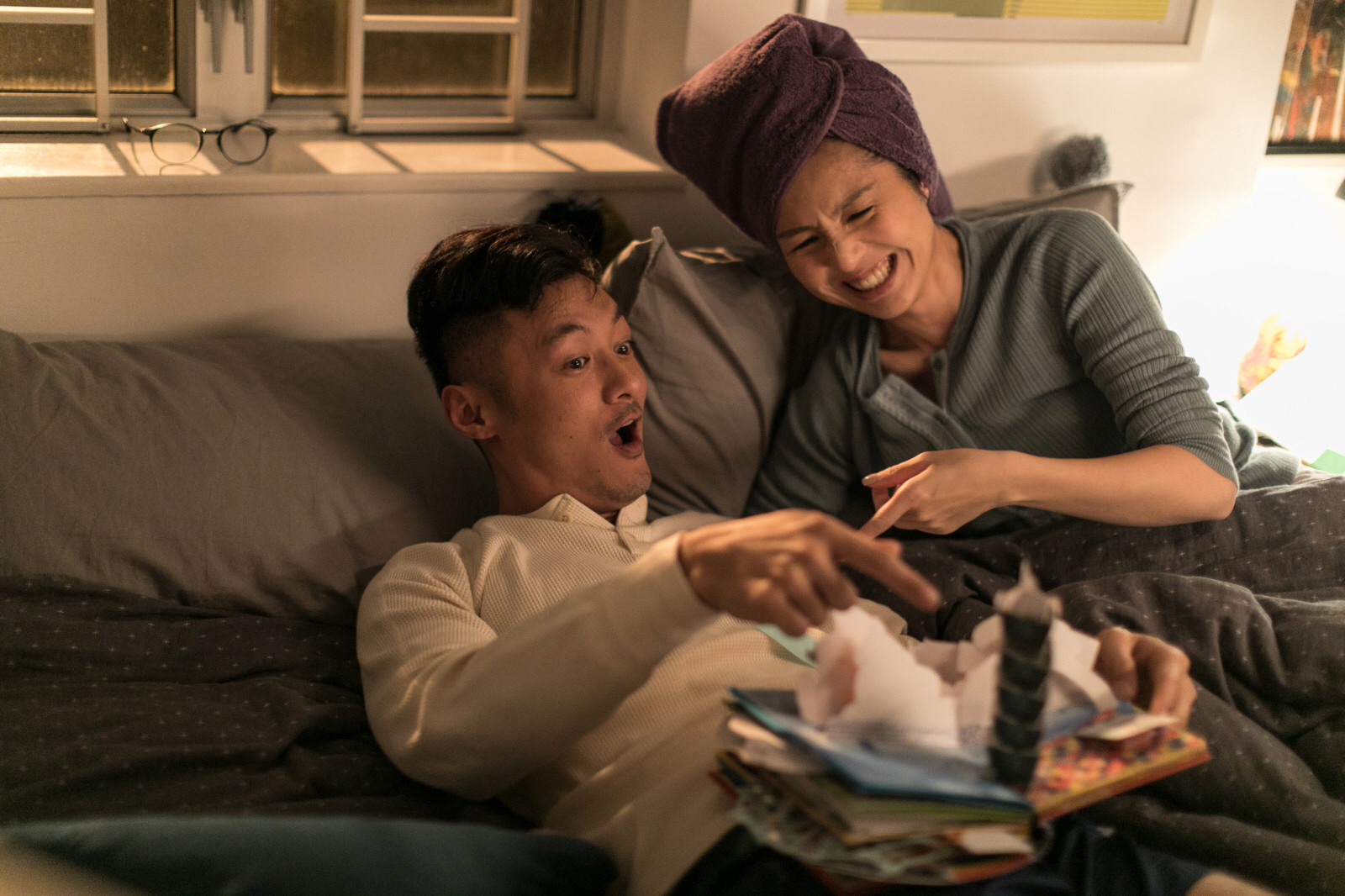 《春嬌救志明》中，楊千嬅（右）飾演的春嬌與余文樂（左）飾演的志明，期待赴台灣旅遊，還自製有台北101在內的立體手冊。