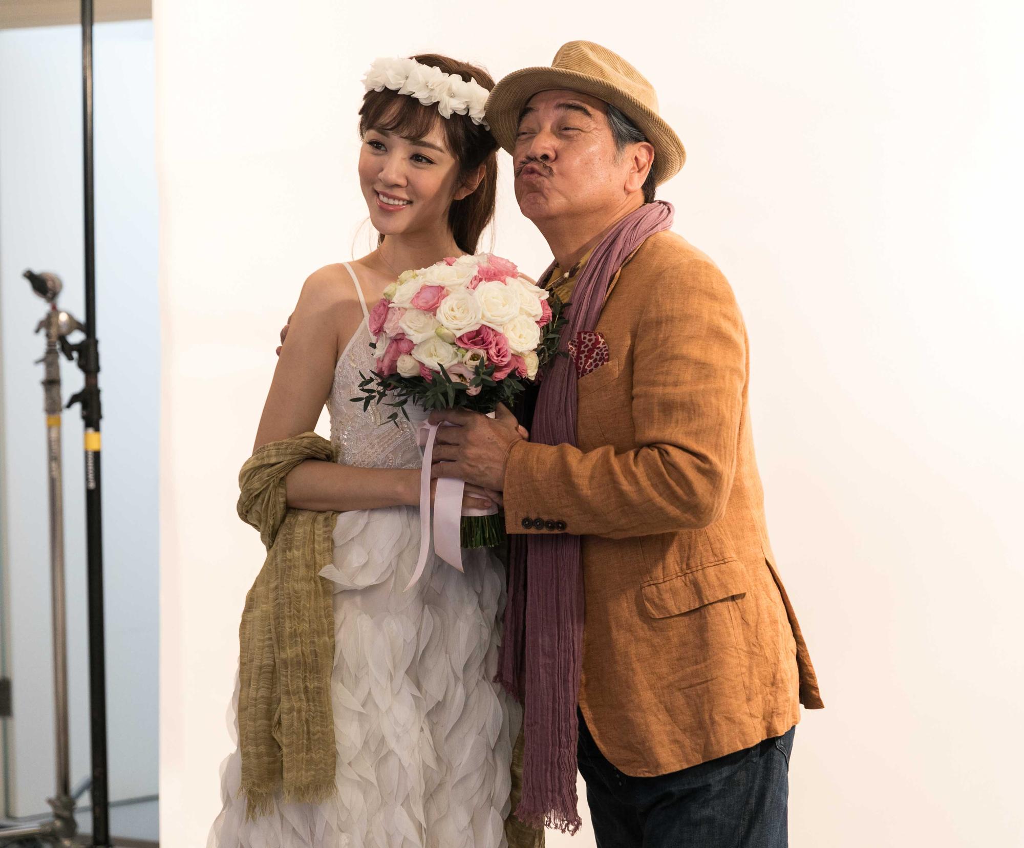 《春嬌救志明》裡飾演春嬌父親的秦沛（右）娶嫩妻。