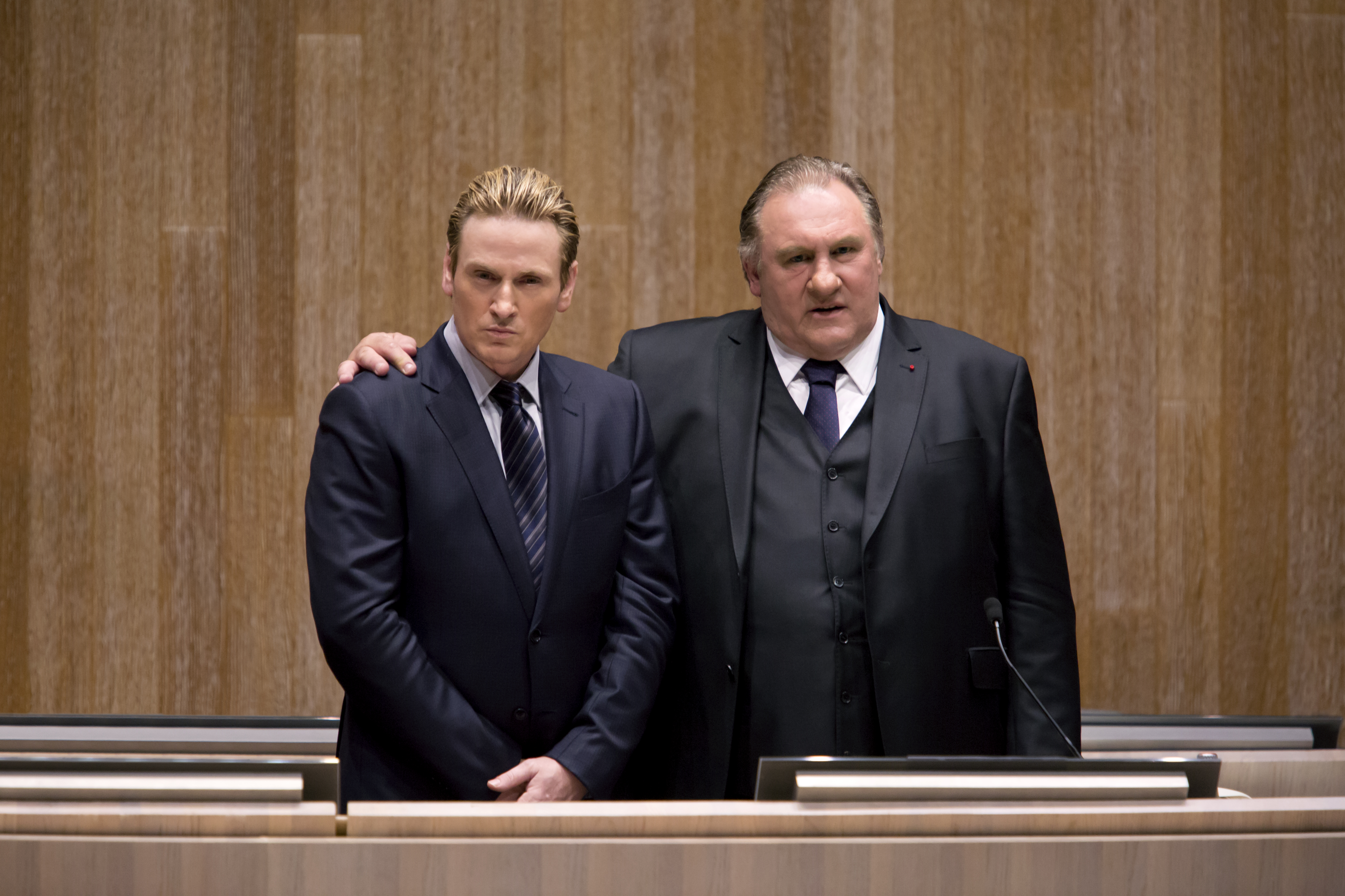 傑哈德巴狄厄（右）飾演當了20年馬賽市長塔侯，打算退休交棒給副市長。