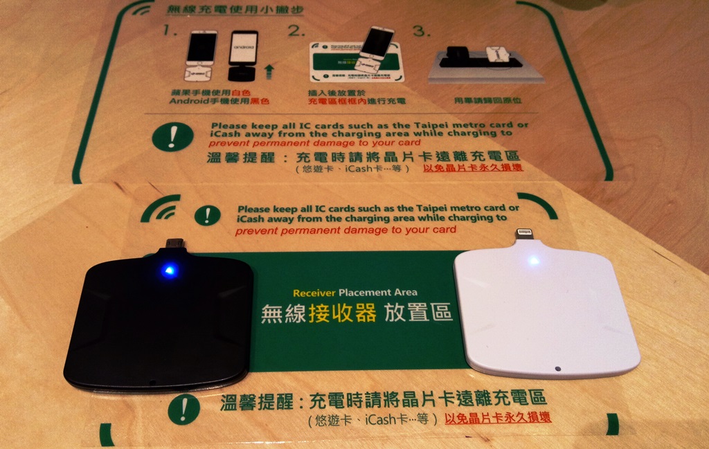 立法院副院長蔡其昌辦公室昨裝設無線充電裝置，手機插上擴充套件後，放在桌面指定區域就可輕鬆充電。