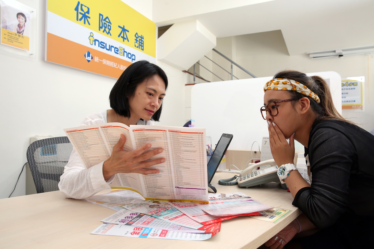 業務員在銷售躉繳配息保單時，通常只強調月月配息，但其實投資型保單並沒有保本，因為基金投資本來就有風險。