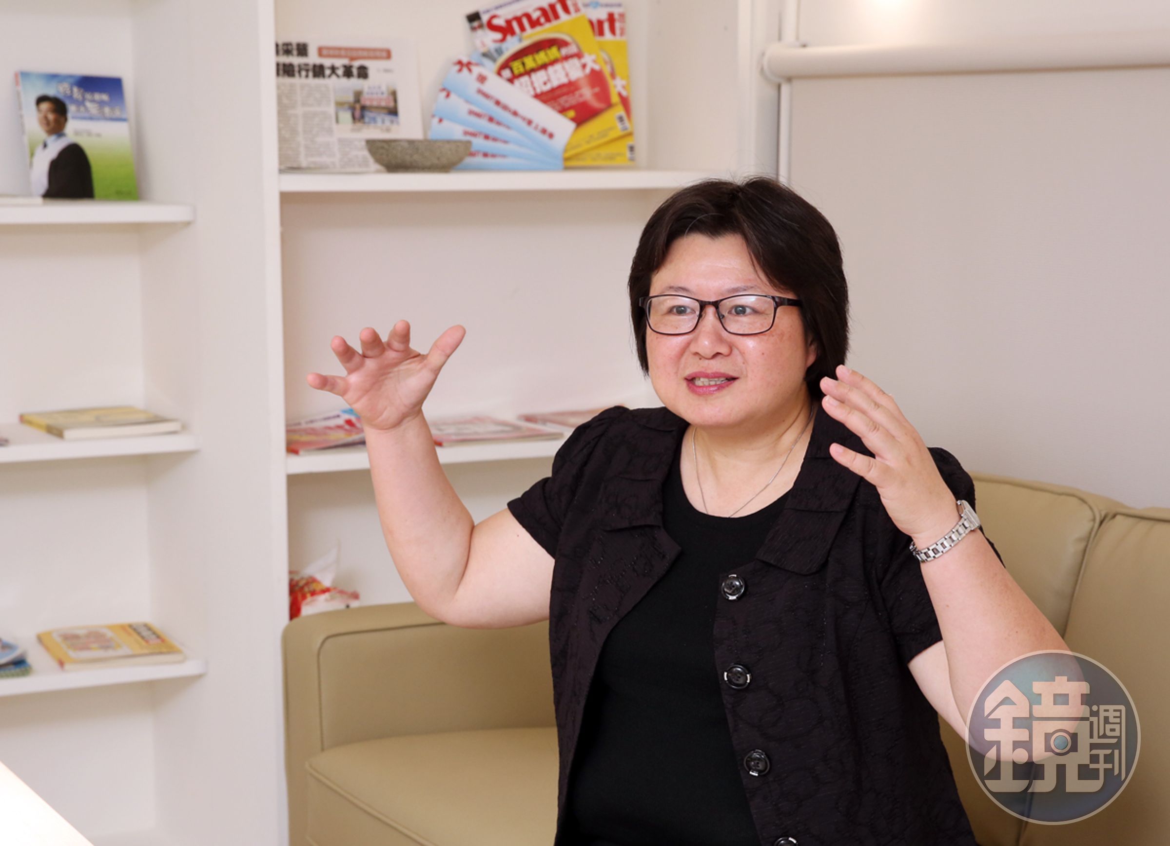 保險本舖創辦人徐采蘩表示，配息保單DM上往往都寫得很美好，警語的字卻寫得很小，建議保戶最好要看懂商品再買，避免釀成糾紛。