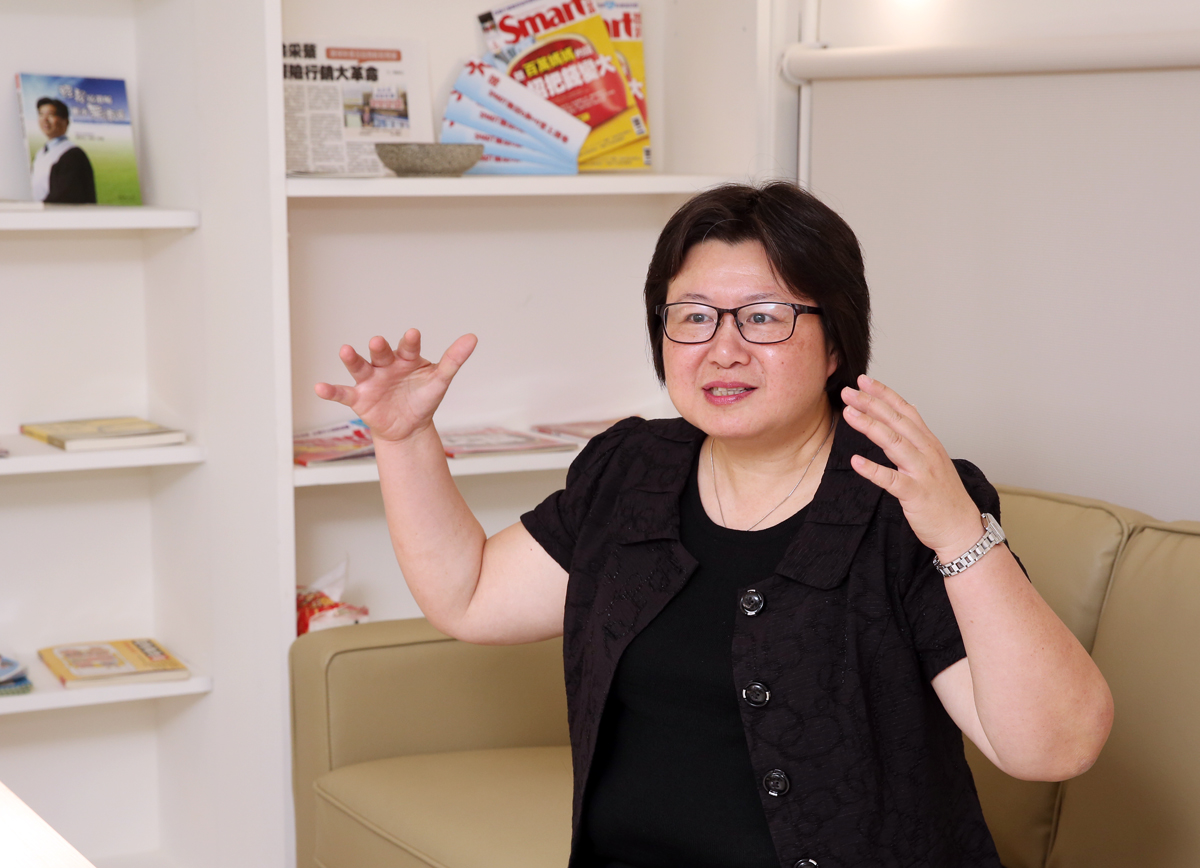 保險本舖創辦人徐采蘩表示，配息保單DM上往往都寫得很美好，警語的字卻寫得很小，建議保戶最好要看懂商品再買，避免釀成糾紛。