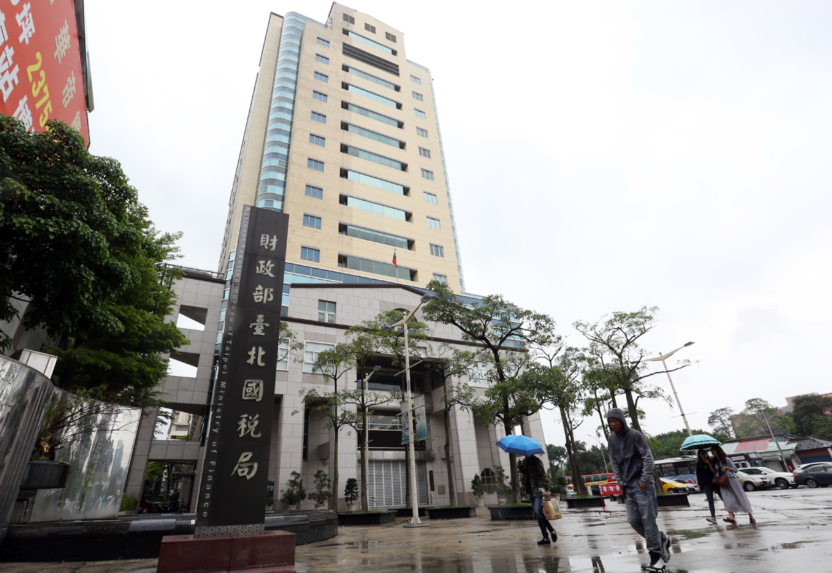 全球大追稅，加上遺產稅調漲，部分有錢人把錢搬回台灣用保單藏錢。