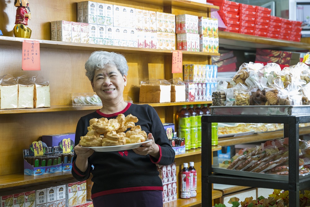 「百珍麵包蛋糕」的大泡芙人氣高，也讓阿貴姨獲得「泡芙阿嬤」的綽號。