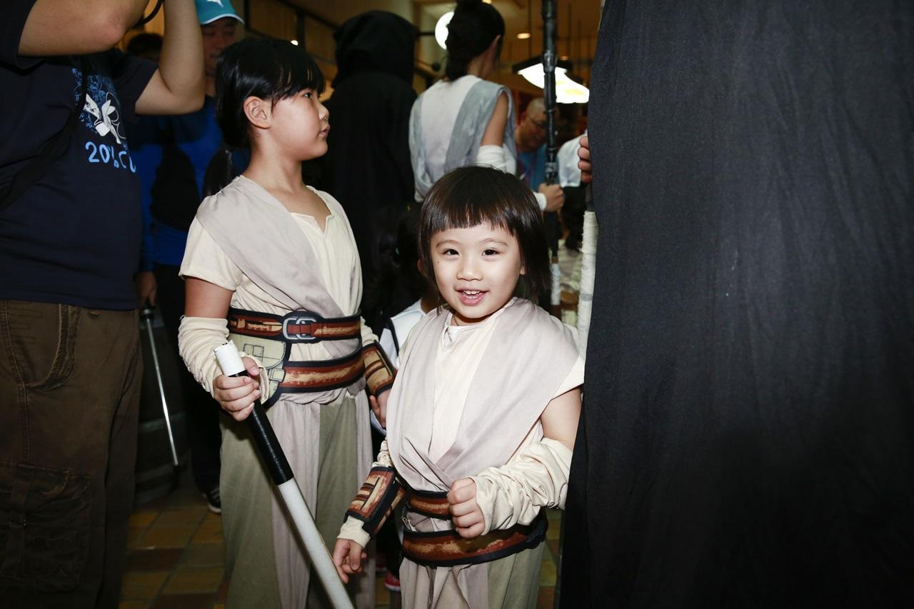 以《Star Wars：原力覺醒》女主角芮造型出現的小粉絲。