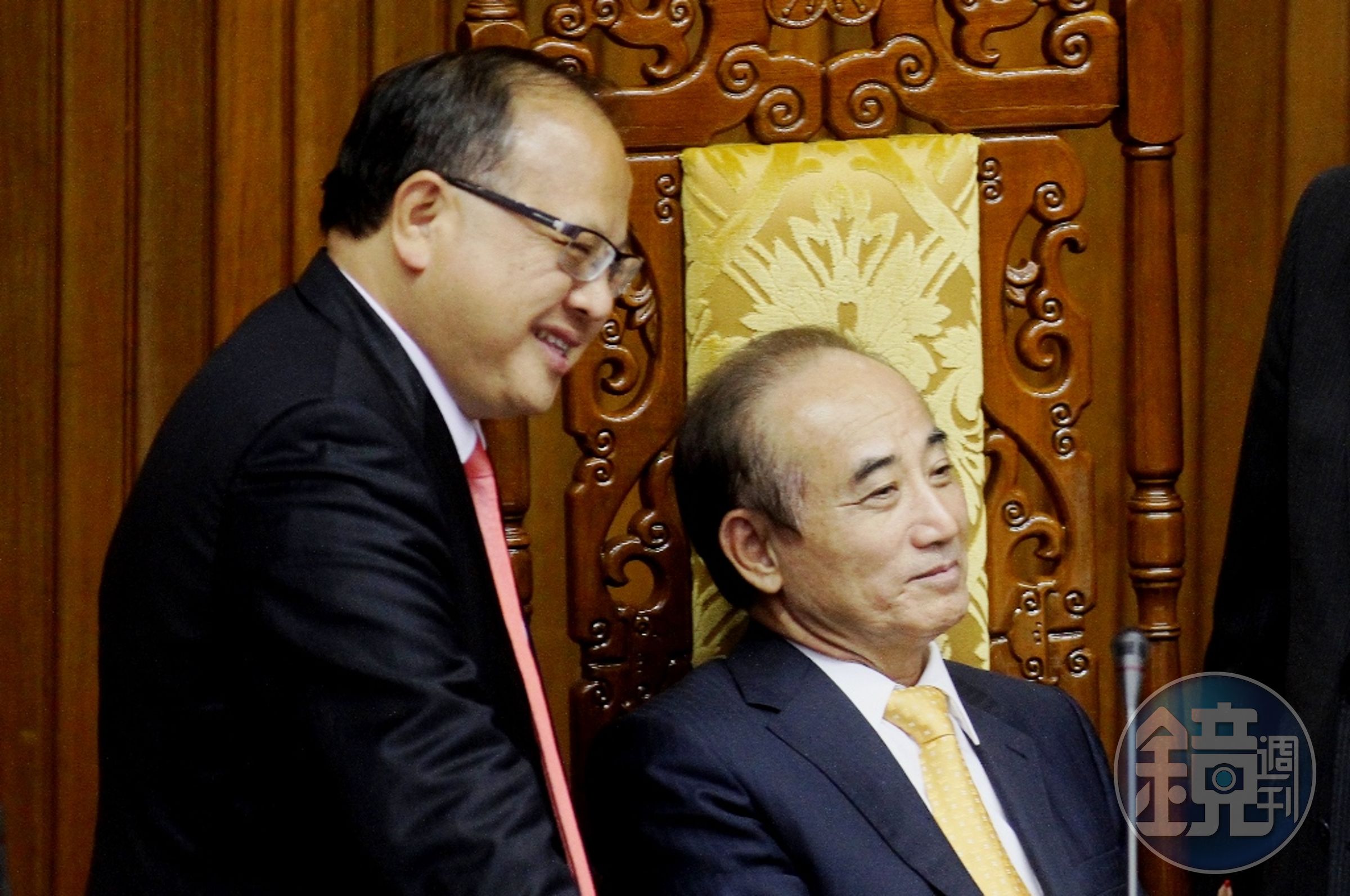 台北地院依收取回扣及財產來源不明等9罪，重判林錫山（左）16年有期徒刑、褫奪公權6年。