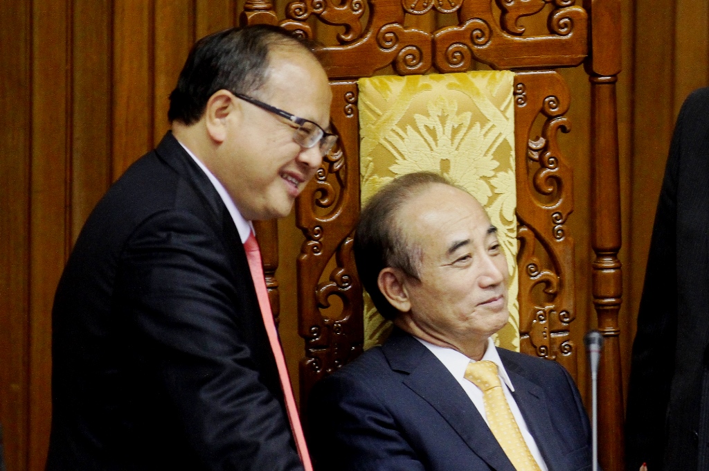 台北地院依收取回扣及財產來源不明等9罪，重判林錫山（左）16年有期徒刑、褫奪公權6年。