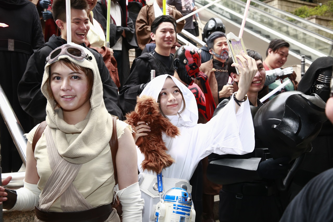 夏侯橘助（左）扮成芮，而扮成莉亞公主的網紅太郎（中）還不忘自拍。