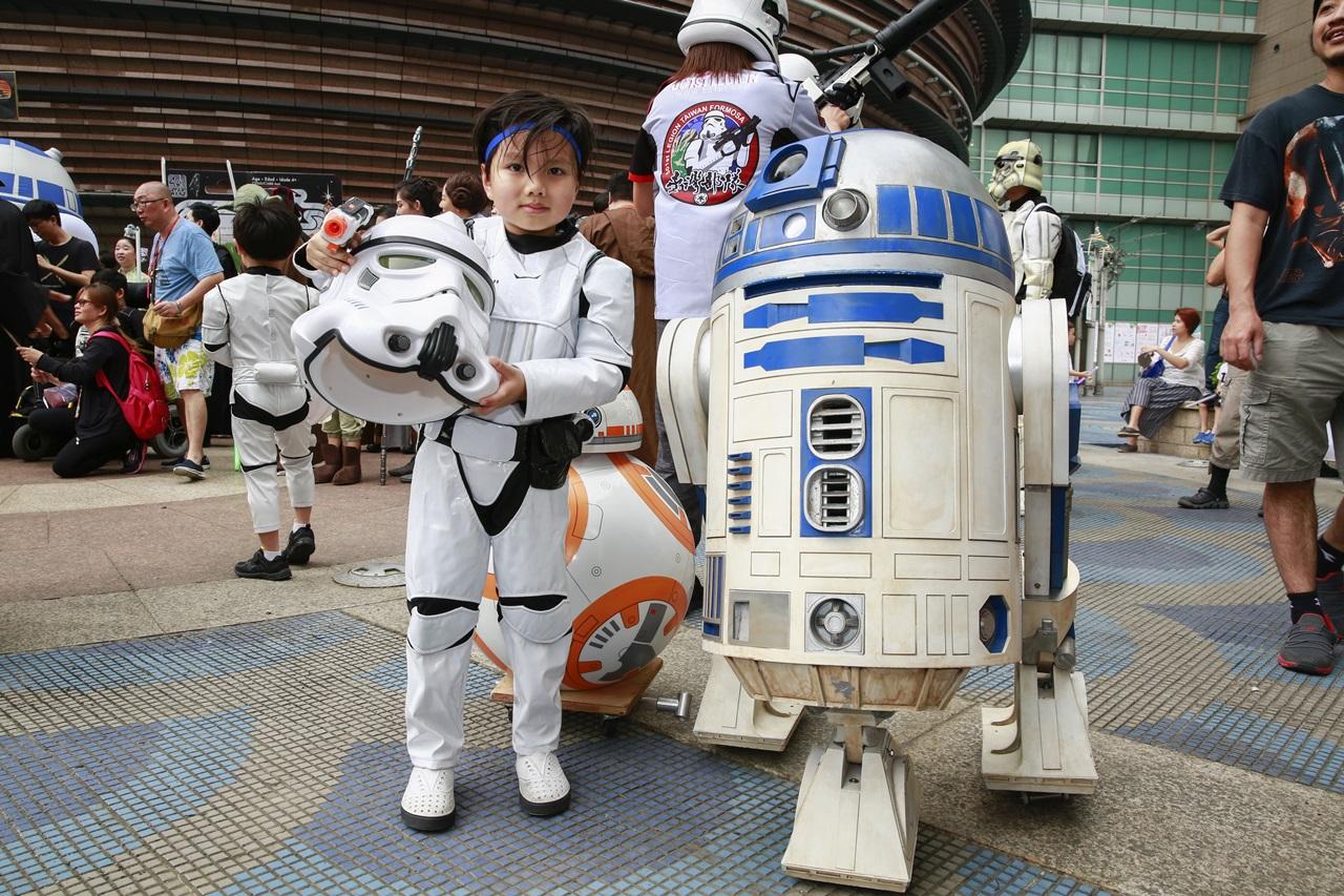 扮成帝國白兵的小朋友，跟R2D2機器人呈現反差萌。