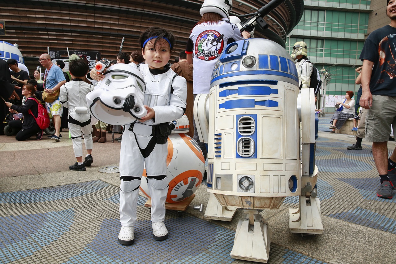 扮成帝國白兵的小朋友，跟R2D2機器人呈現反差萌。