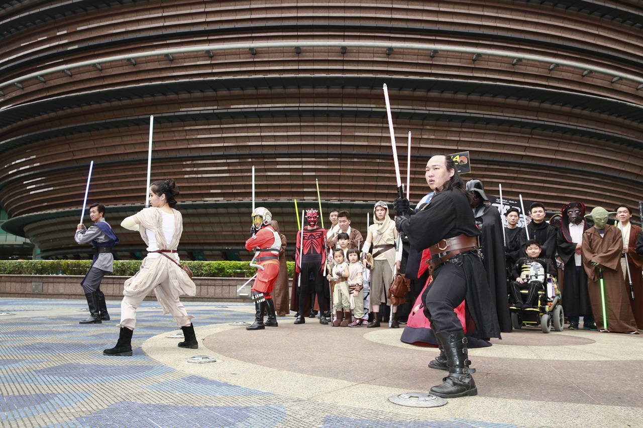 絕地武士持光劍集合。