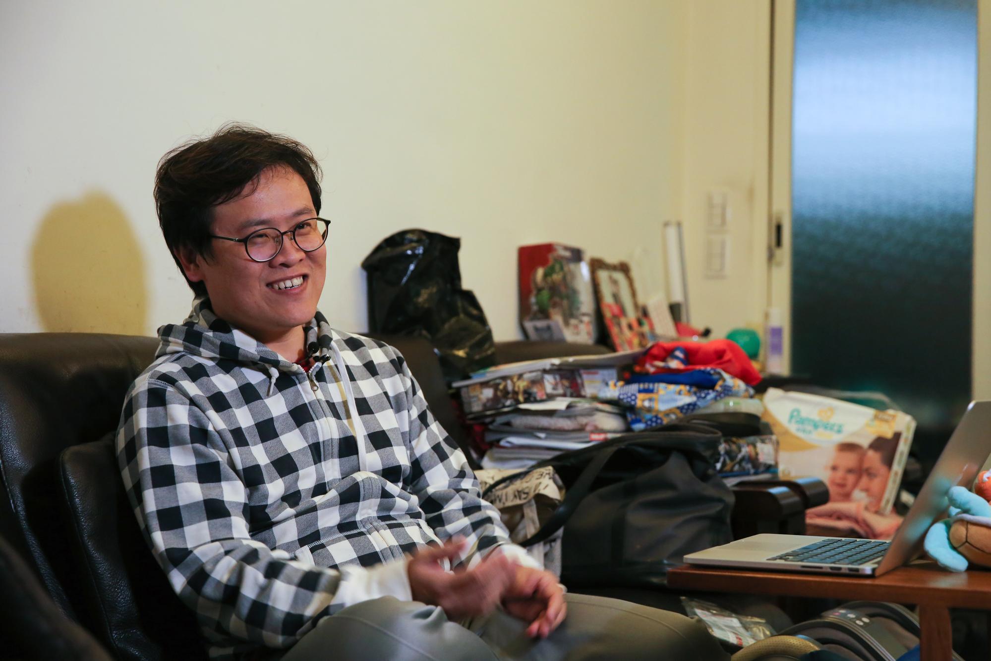 一劍浣春秋的家,隨處看得到尿布、玩具、卡通片,電視總開在新聞台或體育台,一點情色味也沒有。