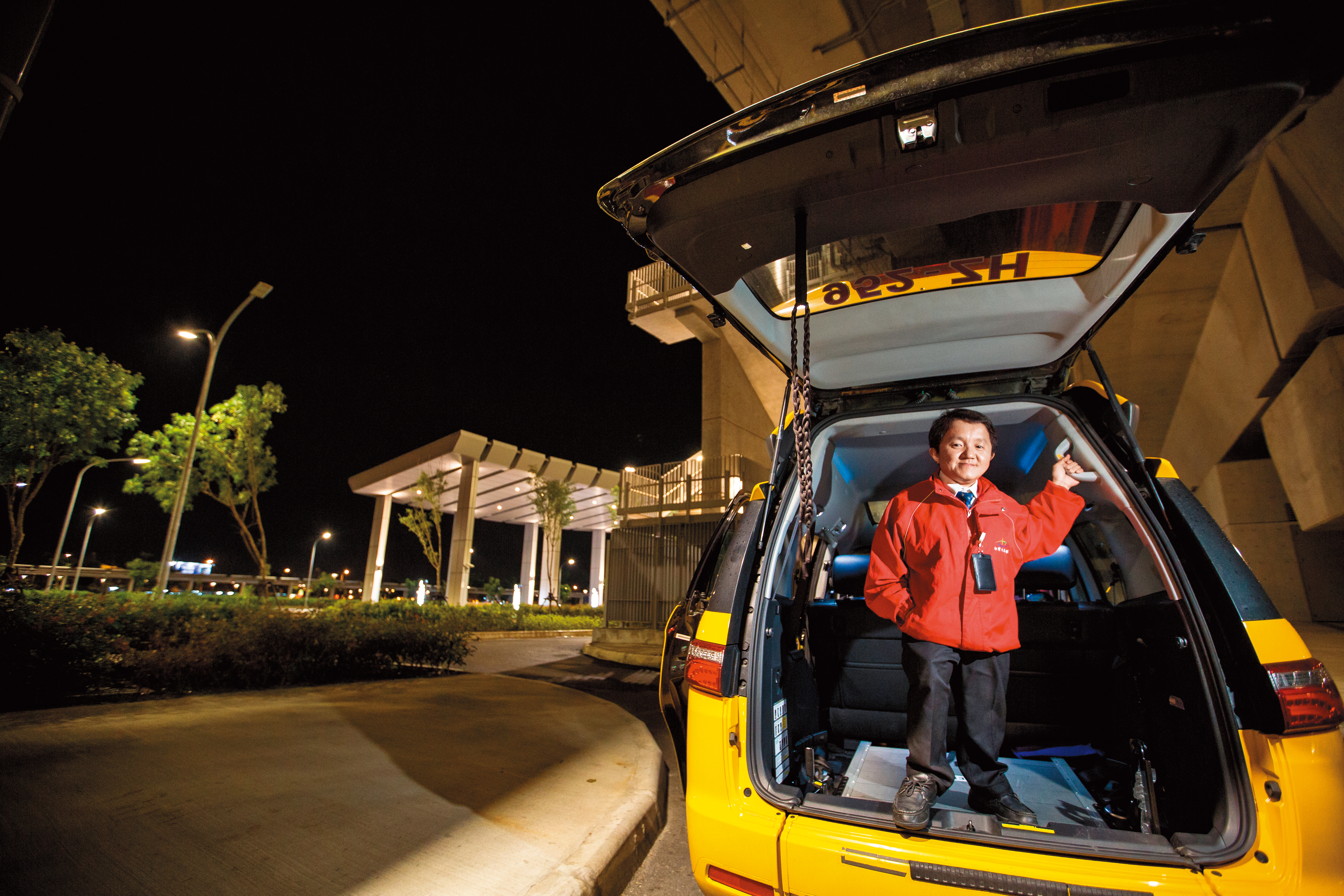 罹患成骨不全症的計程車司機程健智，身高只有123公分，可以站立在自己的後車廂內。