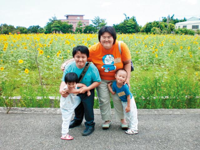 家人是程健智最甜蜜的負荷，雖然女兒遺傳他的疾病，但他和妻子都樂觀看待。（程健智提供）