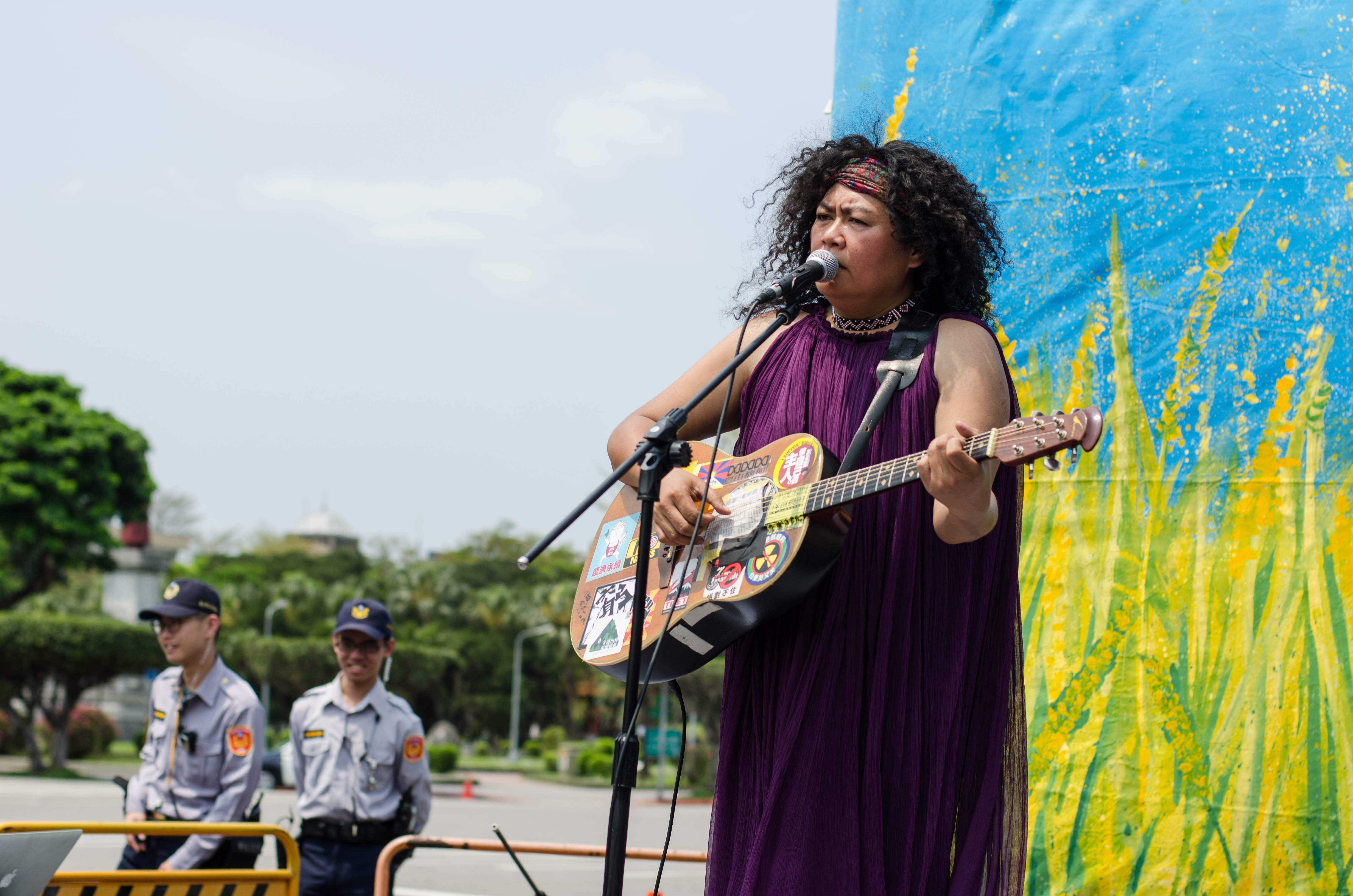 巴奈新作品〈凱道上的稻穗〉據有撫慰人心的力量跟溫柔。 （蔡名修攝影，子皿有限公司提供）