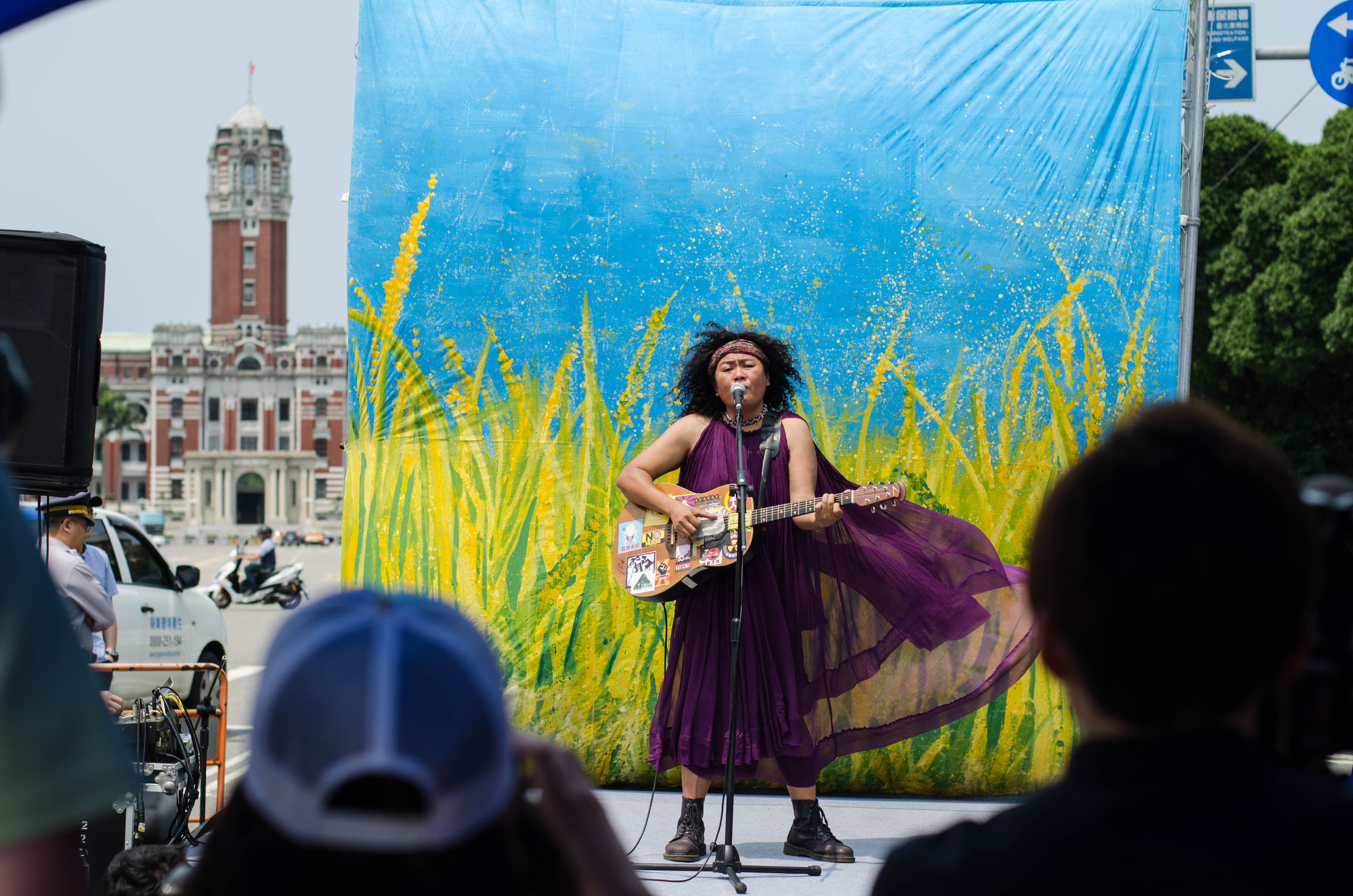 巴奈的EP《凱道上的稻穗》，深刻地傳達了思鄉之情。（蔡名修攝影，子皿有限公司提供）