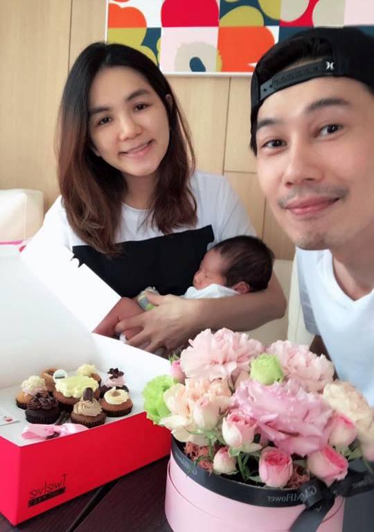 Ella一家三口相守,收到的花束已經變成象徵母愛的康乃馨。