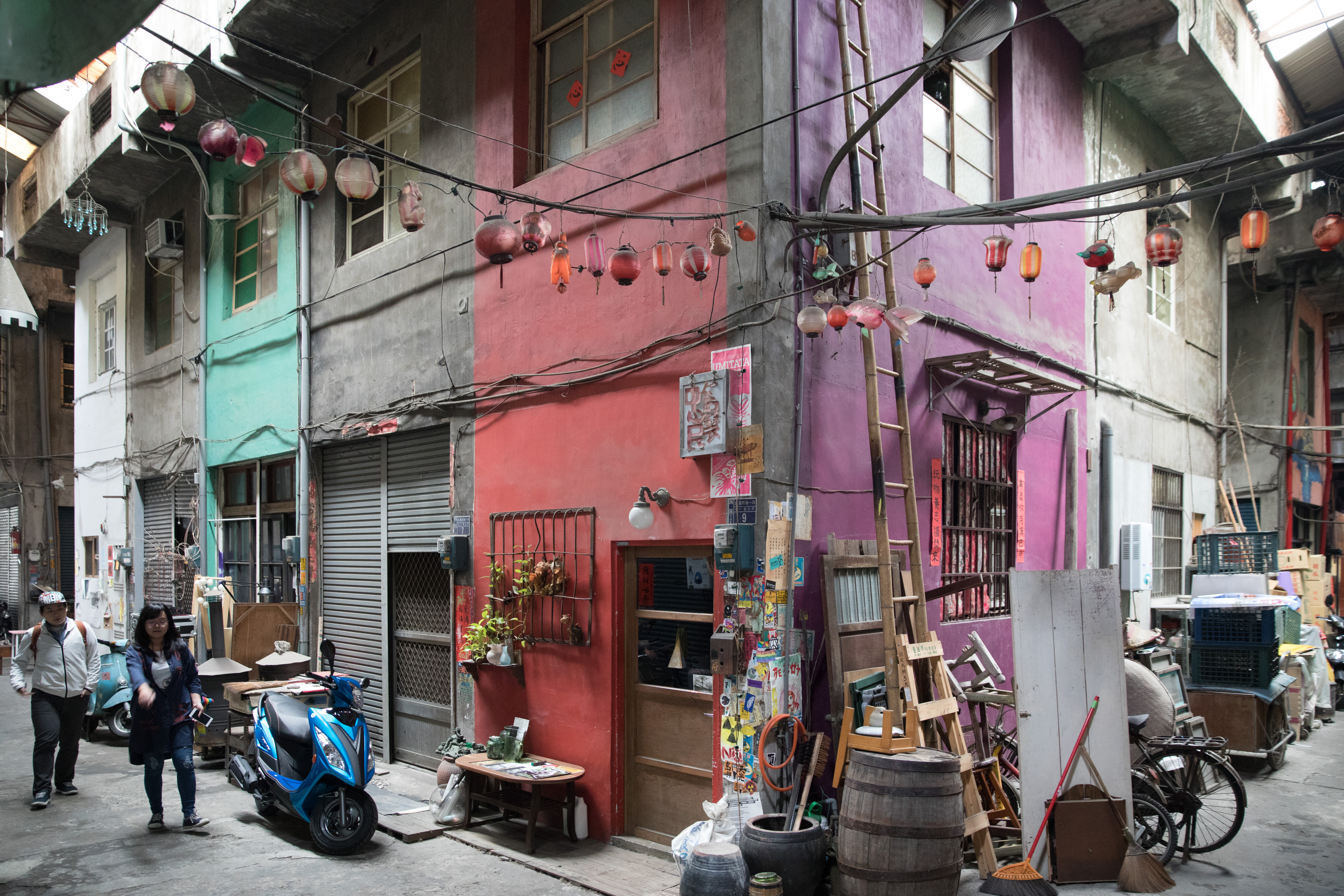 揉雜新舊文化的「忠信市場」，像是一道時光走廊，好像處處都有神奇魔幻的故事正要發生。