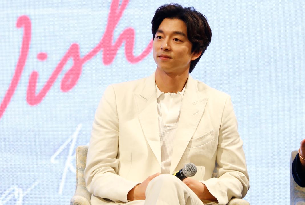 孔劉再次以全白休閒西裝裝扮現身香港記者會。